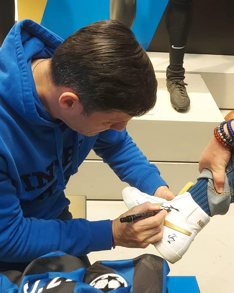 Javier Zanetti firma scarpe custom